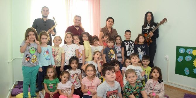 Kreş Ve Gündüz Bakımevi’nde Çocuklar İçin Müzik Dinletisi