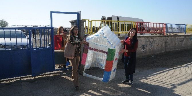 Sosyal Medya Aracılığı İle Öğrencilerine Yardım Topladı