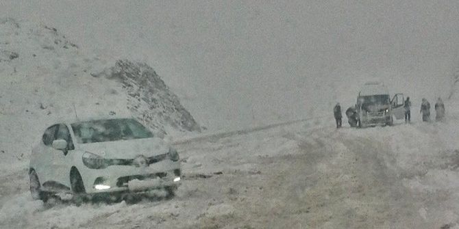 Bingöl’e Kar Yağdı, Araçlar Yolda Kaldı
