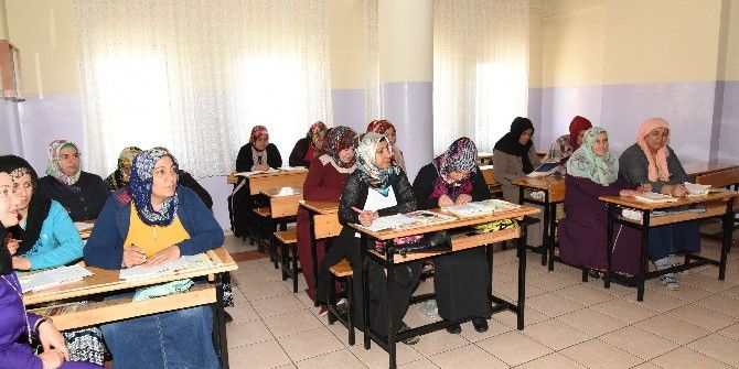 Yetim Anneler Okuma-yazma Öğreniyor