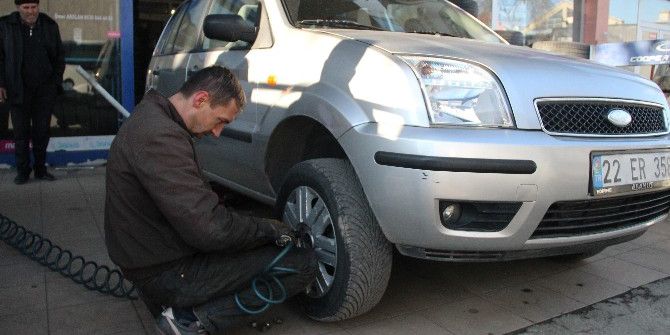 Lastikçiler, Gece Yarılarına Kadar Çalışıyor