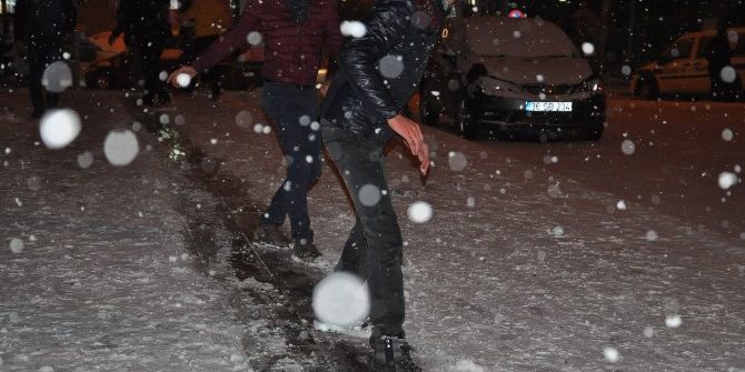 Buzlanan Yollarda Araçlar Kaydı, Gençler Gönüllerince Eğlendi