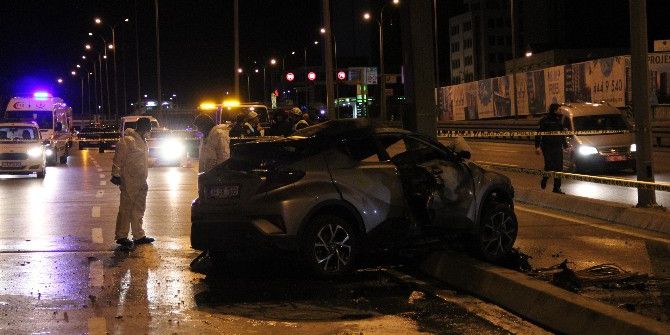 Avcılar’da Direğe Çarpan Otomobil Alev Aldı: 2 Ölü