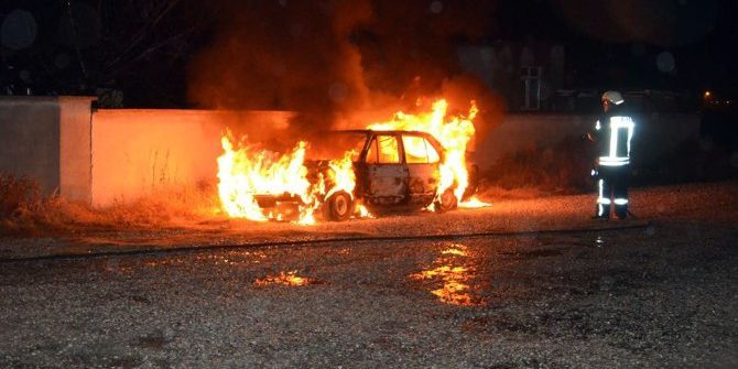 Park Halindeki Otomobil Alev Alev Yandı