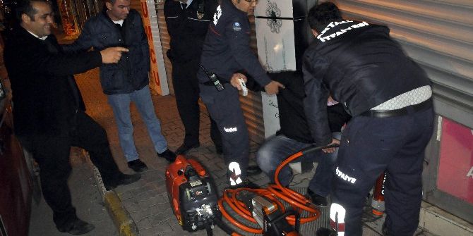 Birahanede Mahsur Kalan 3 Arkadaşın Yardımına İtfaiye Yetişti