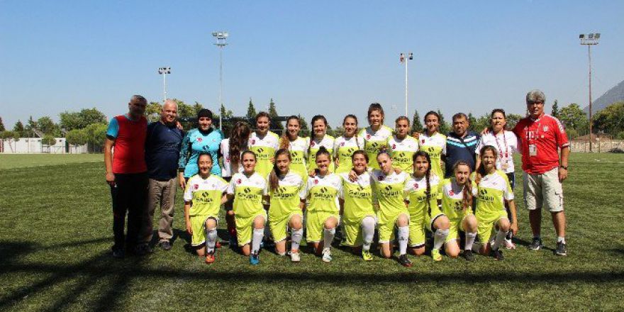 Futbolun Prensesleri Sahaya Çıktı