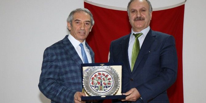 Sivas’ta ’Felsefe İle Düşünmek’ Adlı Söyleşi Düzenlendi