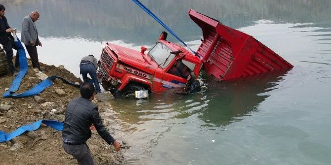 Suya Batan Kamyon Dalgıç Ve Kepçe Yardımıyla Çıkartıldı