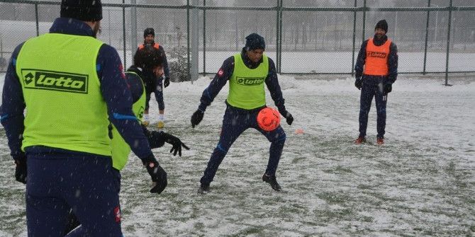Bb Erzurumspor Kar Yağışı Altında Antrenman Yaptı
