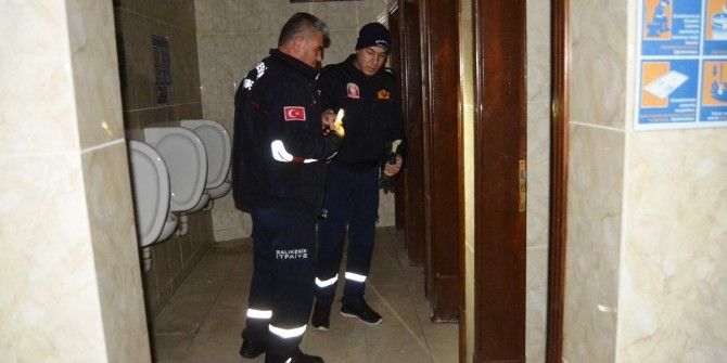 Ayvalık’ta Sıkışan Kediyi İtfaiye Kurtardı