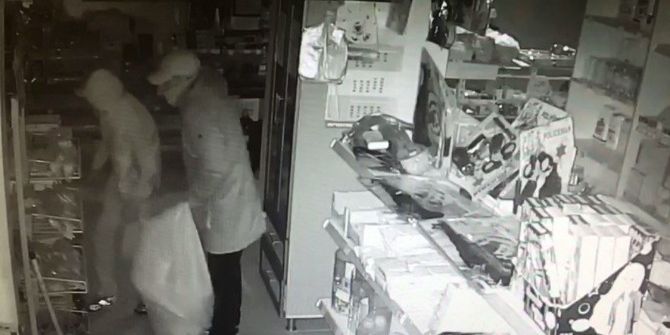 Kapüşonlu Hırsızlar Güvenlik Kamerasına Takıldı
