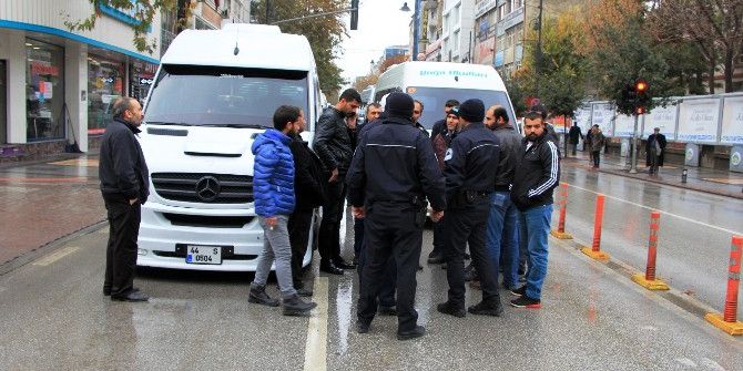 Servisçiler Valilik Önünde Kontak Kapattı