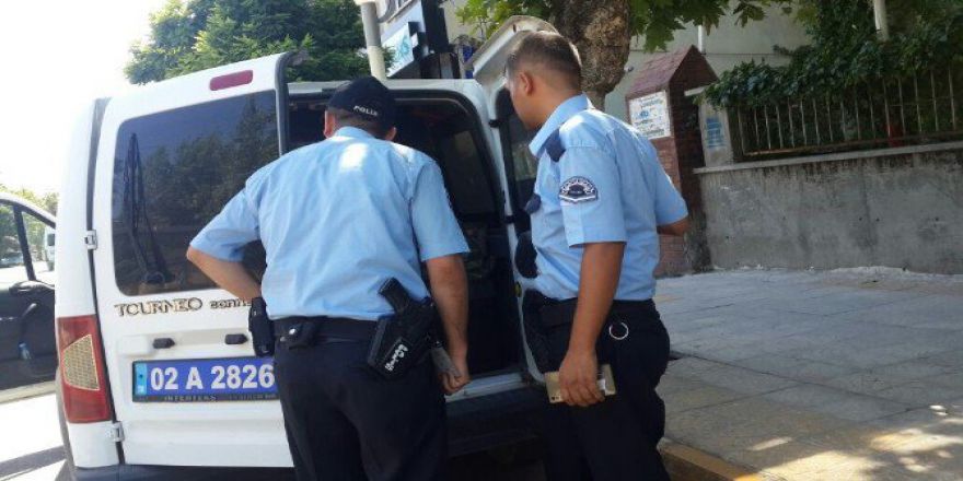 Polis Arama Yaptığı Esnada Otomobile Binerek Kaçtı
