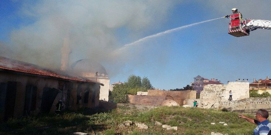 Tarihi Ev Restore Edilmeyi Beklerken Yandı