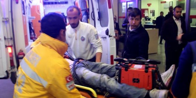 Öğrenci Servisine Çarpan Motosikletli Ağır Yaralandı