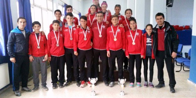 Gediz Selçuklu Mesleki Ve Teknik Anadolu Lisesi Kız Kros Takımı İl Birincisi