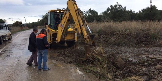 Burhaniye Belediyesi Sel Zararını Gideriyor.