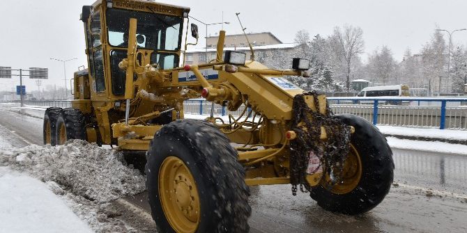 Büyükşehir’in Timleri Kent Merkezi Ve Kırsalda Karla Mücadele Ediyor