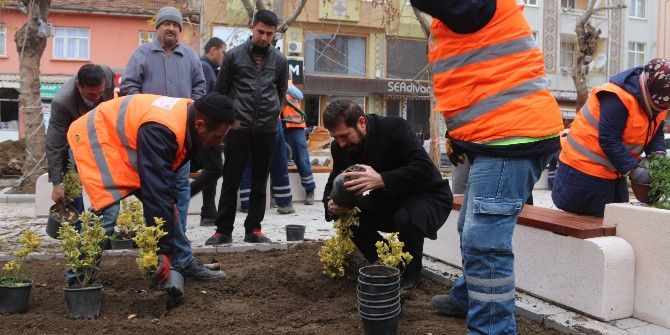 Sındırgı’da Meydanlar Çiçek Açtı