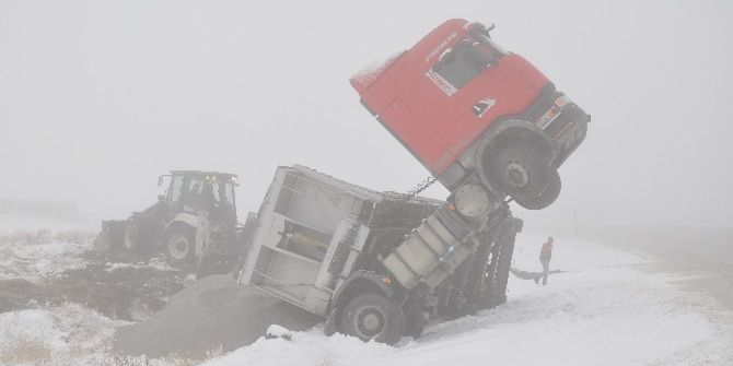 Erzincan’da Kar Yağışı Ve Sis Ulaşımı Aksattı
