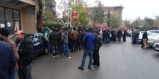 Mültecilerin Yağmur Altında Kimlik Kuyruğu