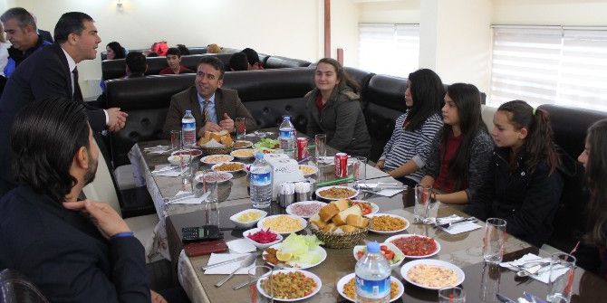 Öğrenciler Protokol Üyeleriyle Birlikte Yemek Yedi