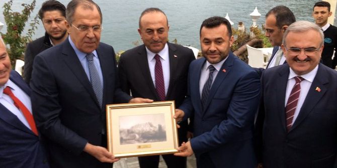 Türk Ve Rus Vatandaşlardan Bakan Lavrov’a Pankartlı Mesaj: