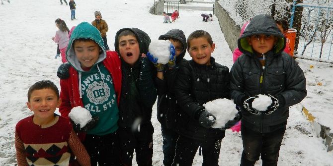 Kar Çocukların Neşe Kaynağı Oldu