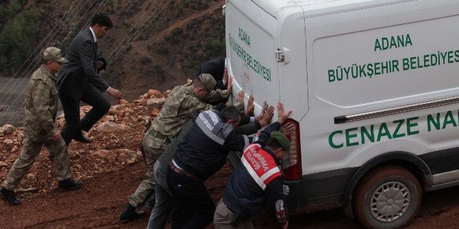 Cenazeleri De Yolda Kaldı