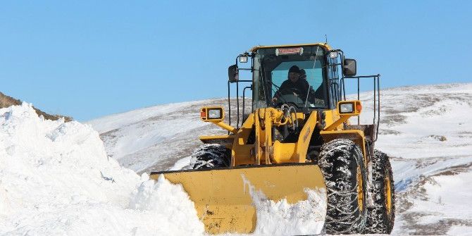 Sivas’ta Kar Köy Yollarını Kapattı