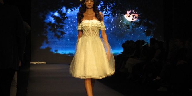 Çeşme’de Siyah Gelinlikle Çocuk Gelinlere Dikkat Çekildi