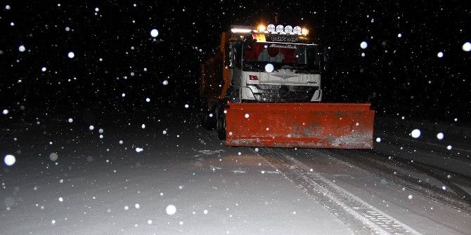 Nevşehir’de Karayolları Ekipleri Karla Mücadele Ediyor