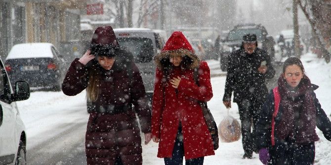 Karlı Yollar Vatandaşlara Zor Anlar Yaşattı