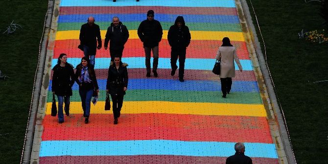 Bu Yolu Gören Fotoğraf Çektirmek İçin Üzerinden Tekrar Geçiyor...