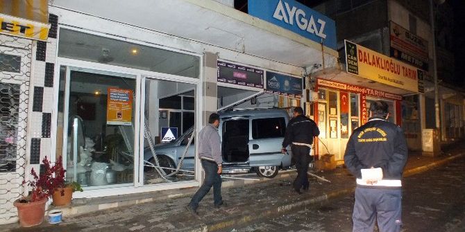 Kontrolden Çıkan Araç Tüpçü Dükkanına Girdi