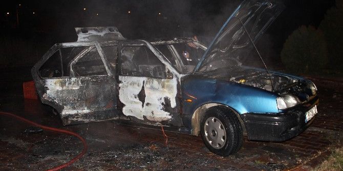 Park Halindeki Otomobil Alev Alev Yandı