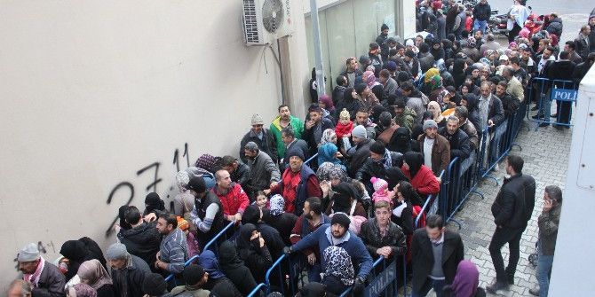 Suriyeliler Nüfus Müdürlüğüne Akın Etti