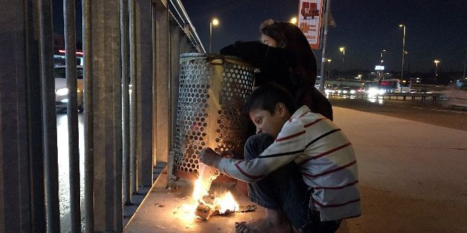 Sokakta Kalan Suriyeli Çocukların Soğukla Mücadelesi Yürekleri Burktu