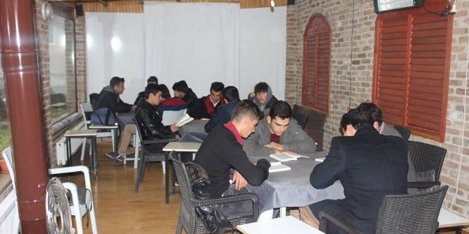 Karaman’da Gençler Kıraathanelerde Buluşup Kitap Okuyor