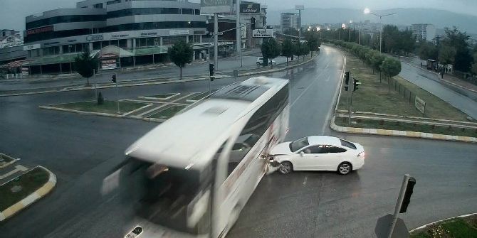 Tokat’ta Mobese Kameralarına Yansıyan İlginç Trafik Kazaları