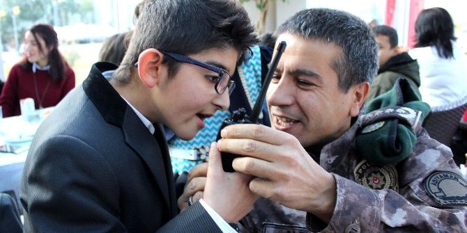 Engelli Çocuk Polis Telsizinden Anons Yaptı