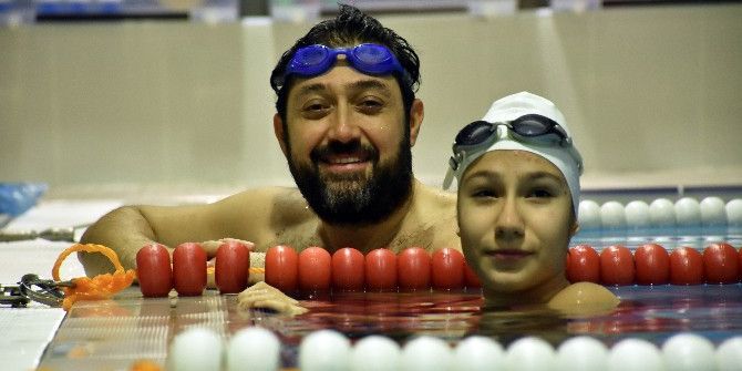 Başkan Murat Hazinedar, Engelli Yüzücüyle Kozlarını Paylaştı