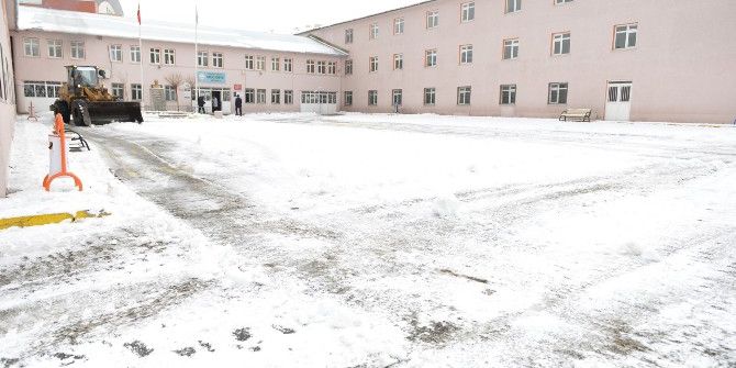 Yakutiye Belediyesi, Okul Bahçelerinin Karını Aldı
