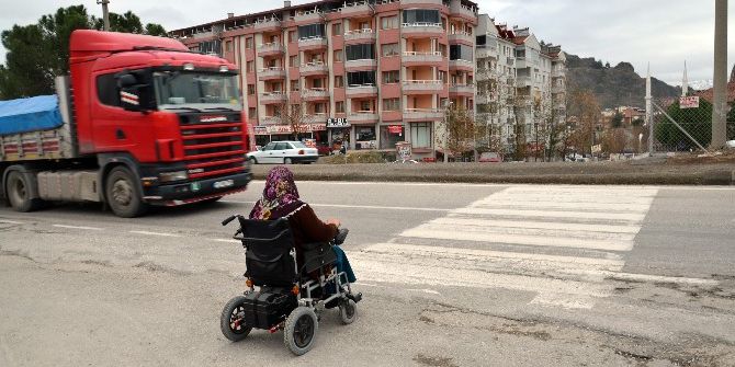 D-100 Karayolu Üzerindeki Yaya Geçitleri Engellilere Geçit Vermiyor