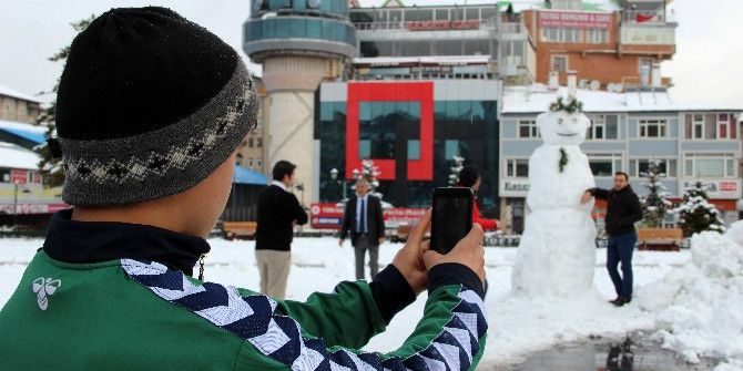 Erzurum’da 3 Metrelik ‘Dadaş Kardan Adam’