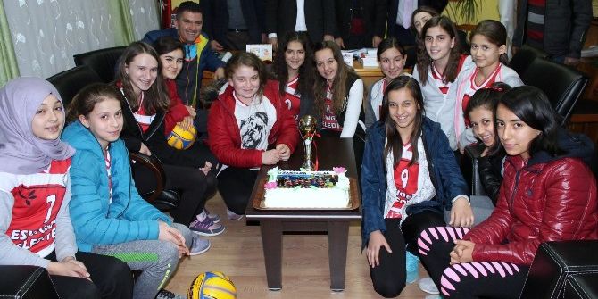 Eskigediz Belediye Gazispor Kız Voleybol Takımı İçin Kutlama Programı