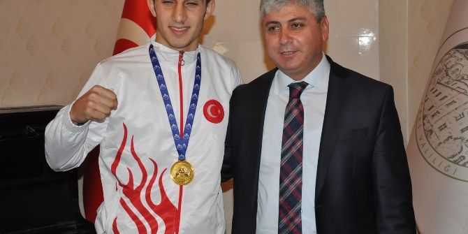 Vali Doğan, Dünya Şampiyonu Boksörleri Makamında Kabul Etti