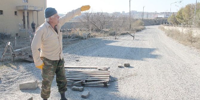 Evleri Toz İçinde Kalan Vatandaşlar Yolu Trafiğe Kapattı