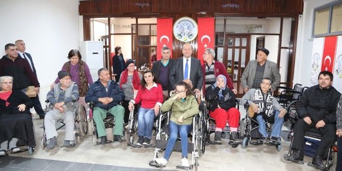 Başkan Özakcan, Engellilerin Yüzünü Güldürdü