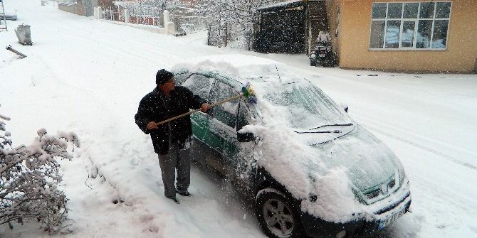 Kar Posof’ta Yolları Kapattı, Okullar Tatil Edildi
